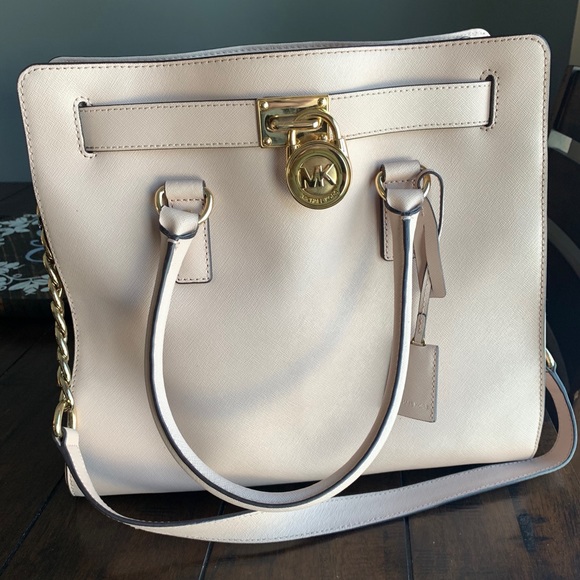 Michael Kors Handbags - Like new Michael Kors purse Michael Kors Handbags - Like new Michael Kors purse